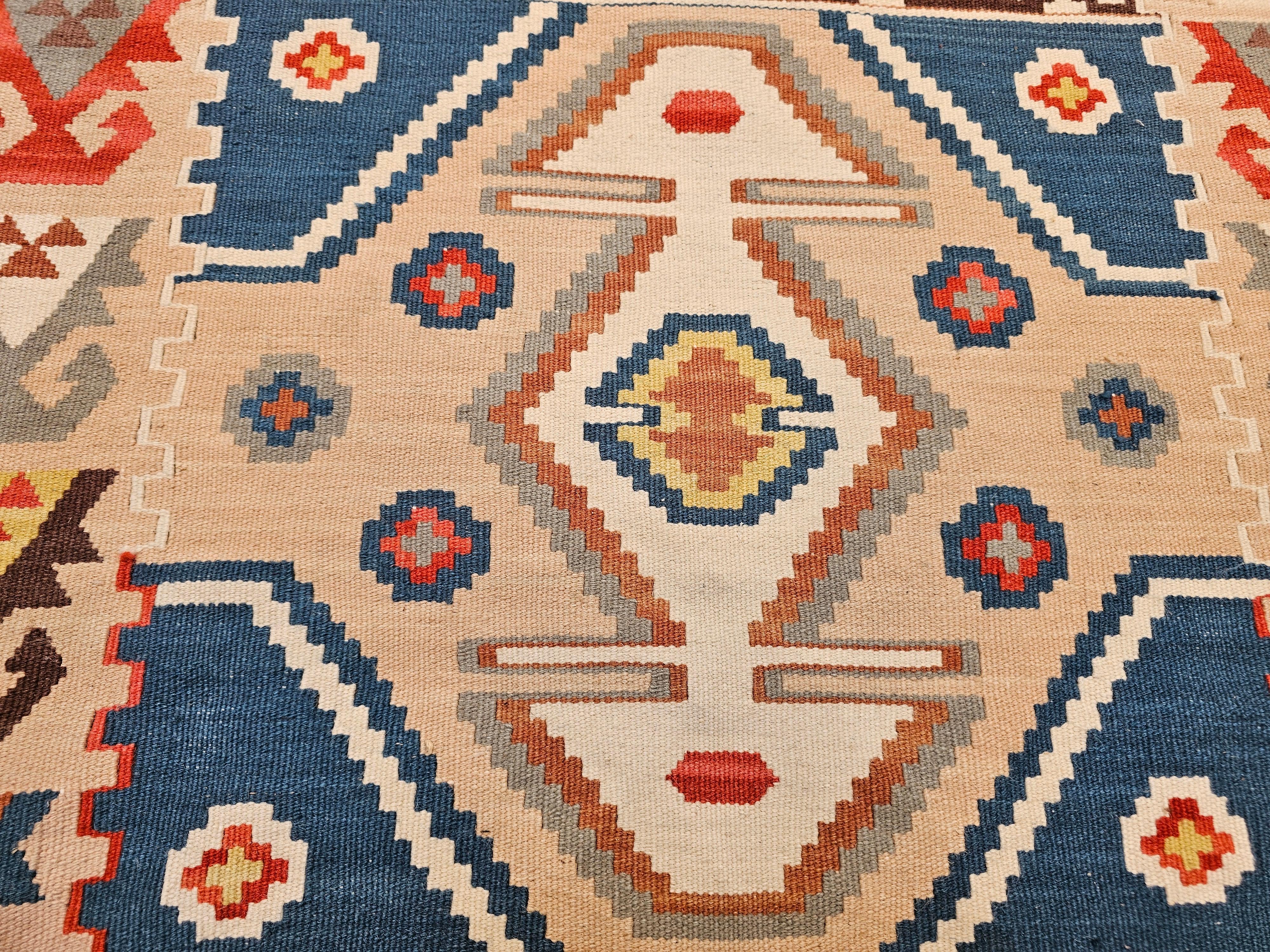 Chemin de table Kilim turc vintage à motif géométrique en bleu, rouge, ivoire, marron en vente 1