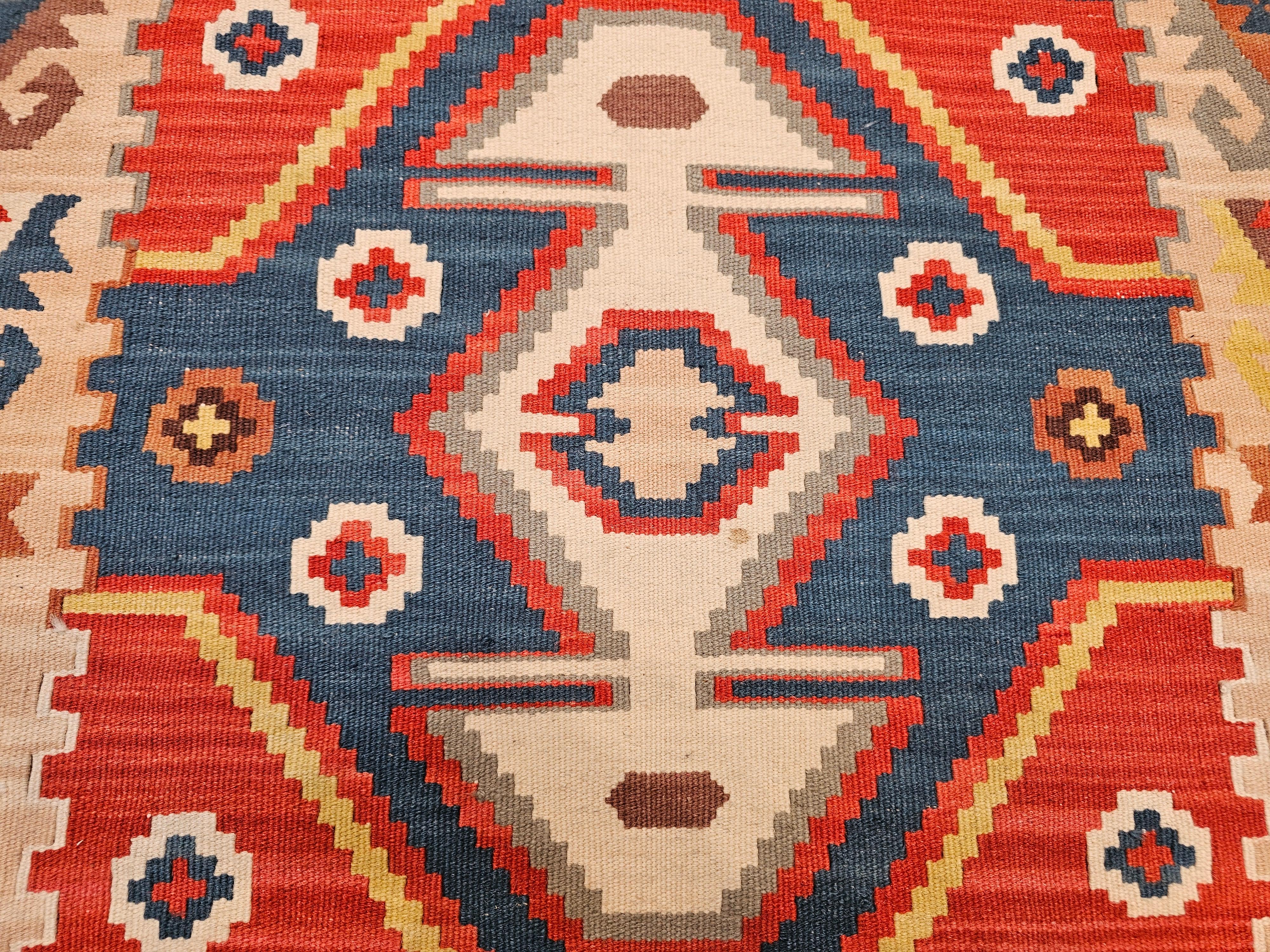 Chemin de table Kilim turc vintage à motif géométrique en bleu, rouge, ivoire, marron en vente 2