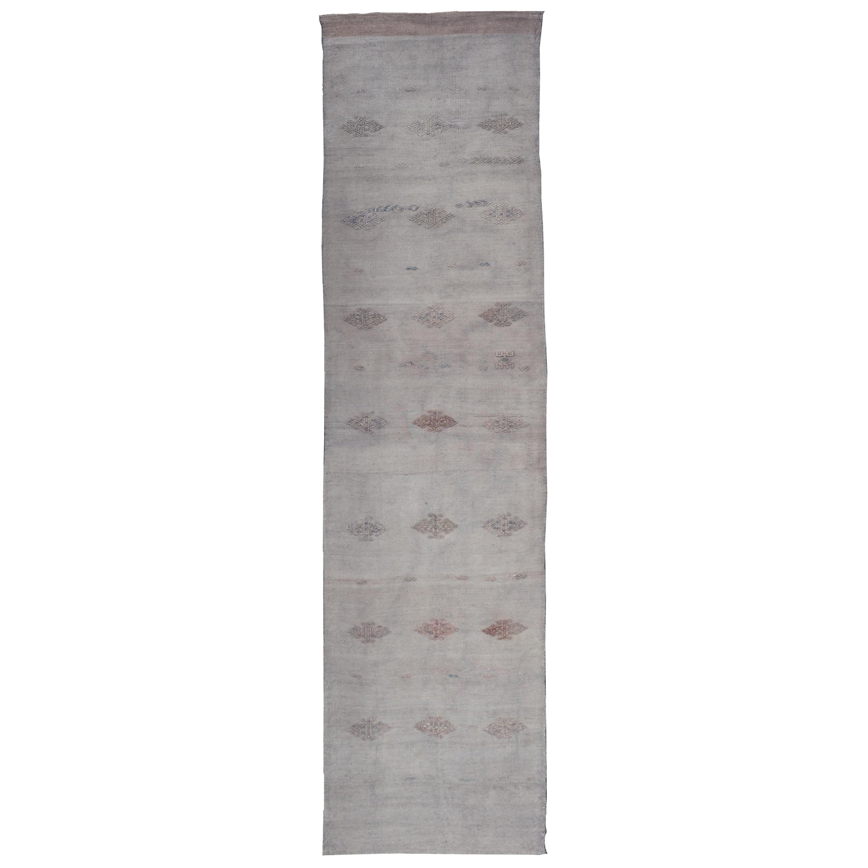 Vintage Turkish Kilim Läufer in geometrischen Mustern und weichen Pastell 2
6 x 10