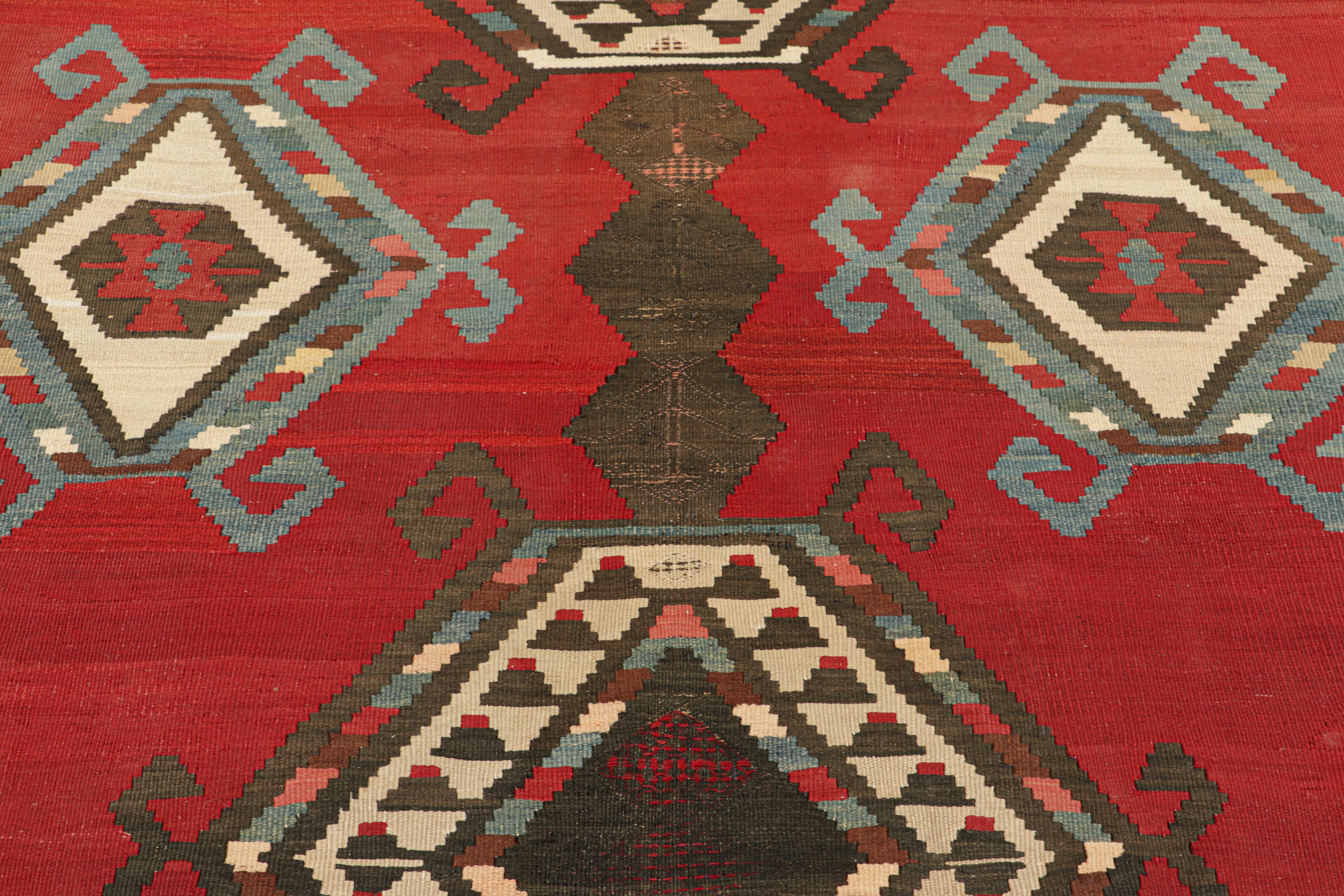 Türkischer Vintage-Kelim-Läufer in Rot mit geometrischen Medaillons, von Rug & Kilim (Stammeskunst) im Angebot