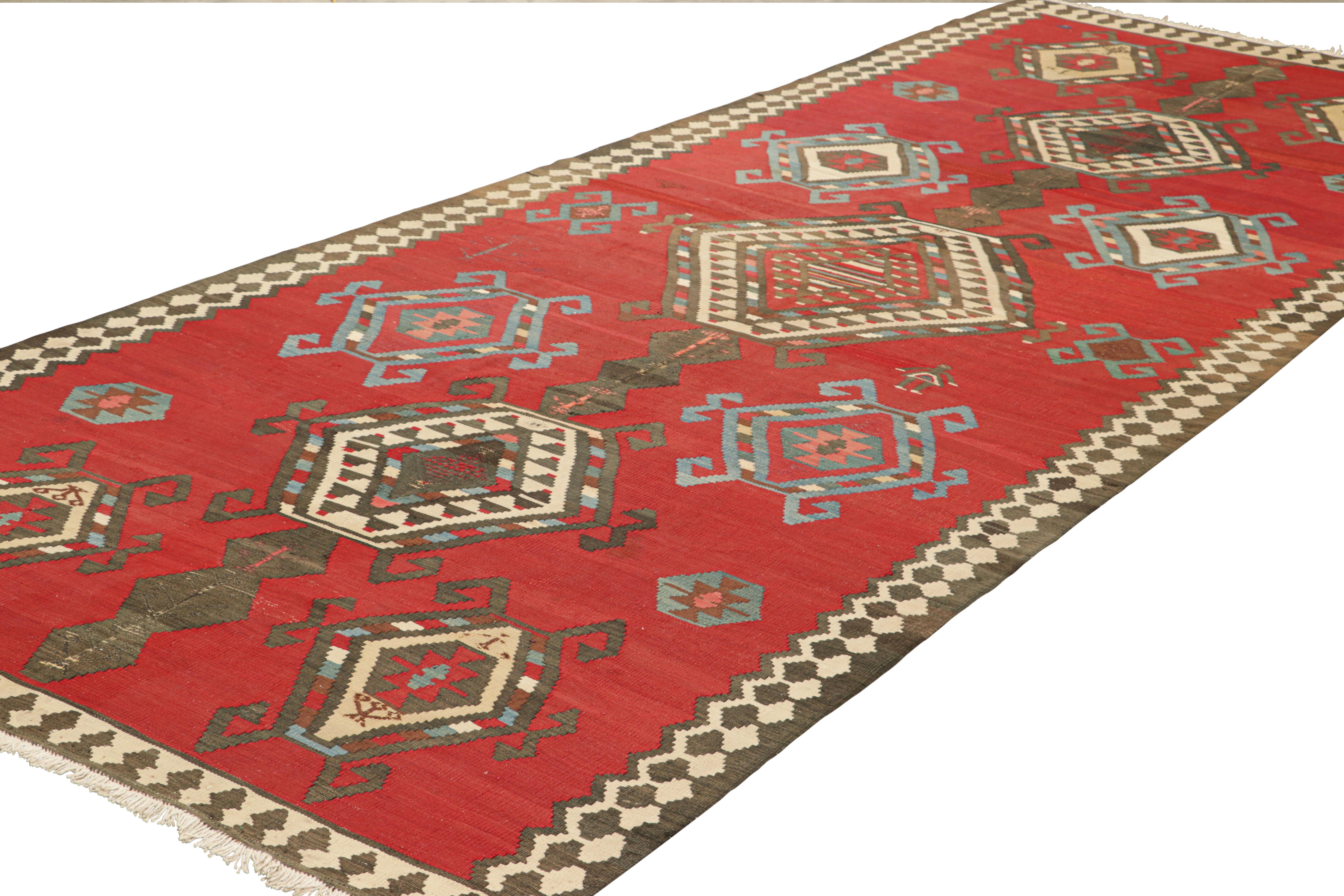 Türkischer Vintage-Kelim-Läufer in Rot mit geometrischen Medaillons, von Rug & Kilim (Handgewebt) im Angebot
