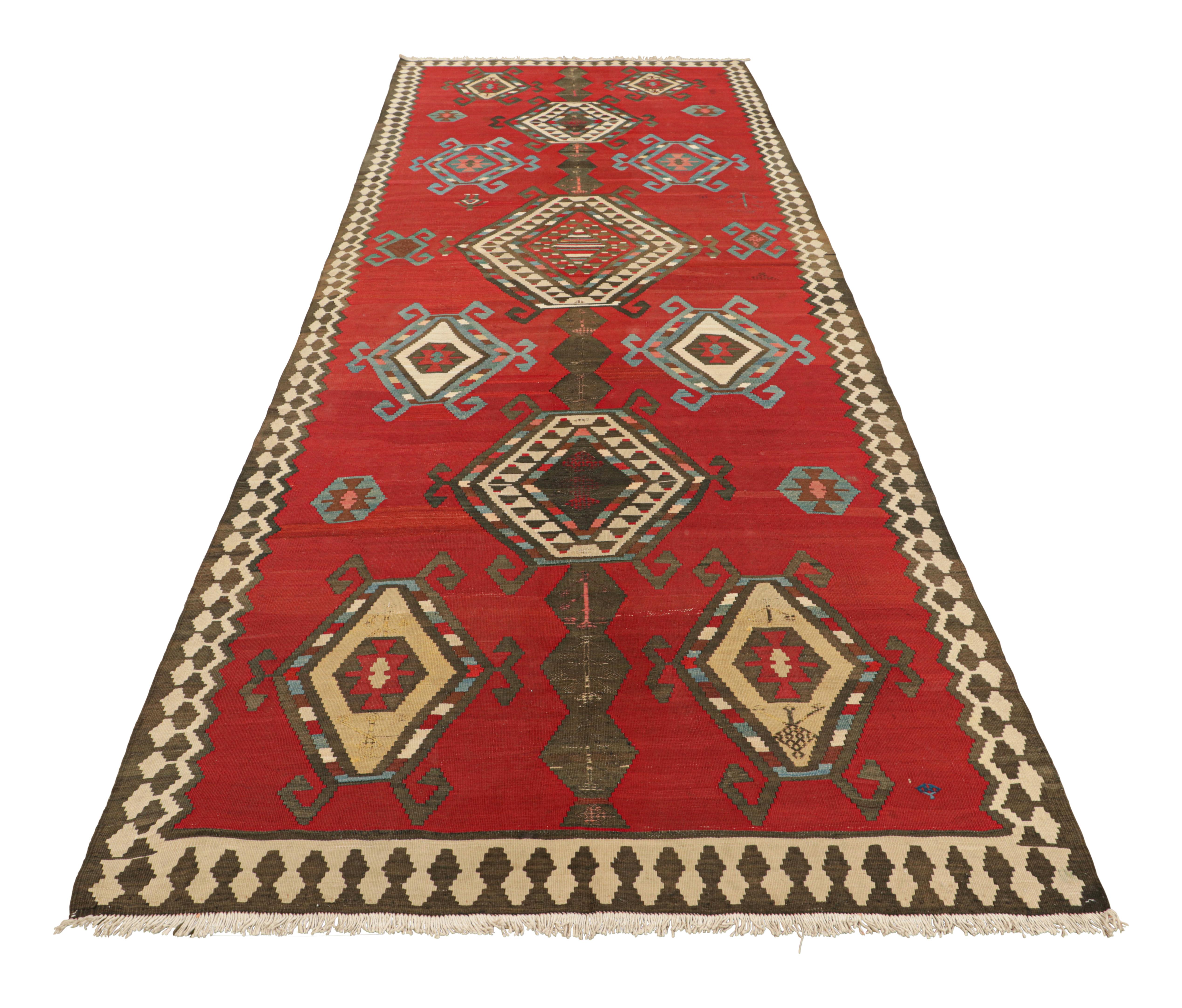 Türkischer Vintage-Kelim-Läufer in Rot mit geometrischen Medaillons, von Rug & Kilim im Zustand „Gut“ im Angebot in Long Island City, NY
