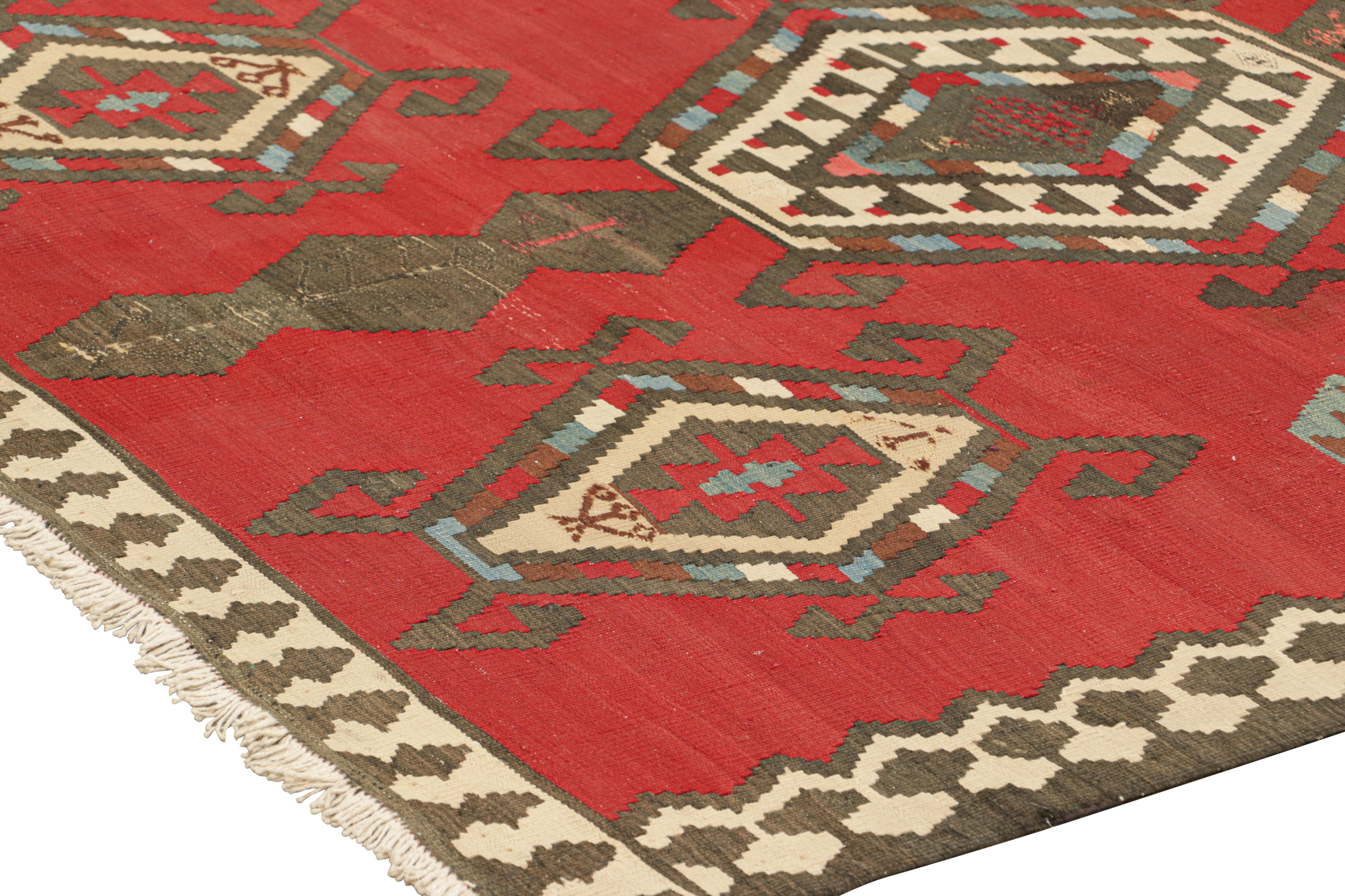 Türkischer Vintage-Kelim-Läufer in Rot mit geometrischen Medaillons, von Rug & Kilim (Mitte des 20. Jahrhunderts) im Angebot