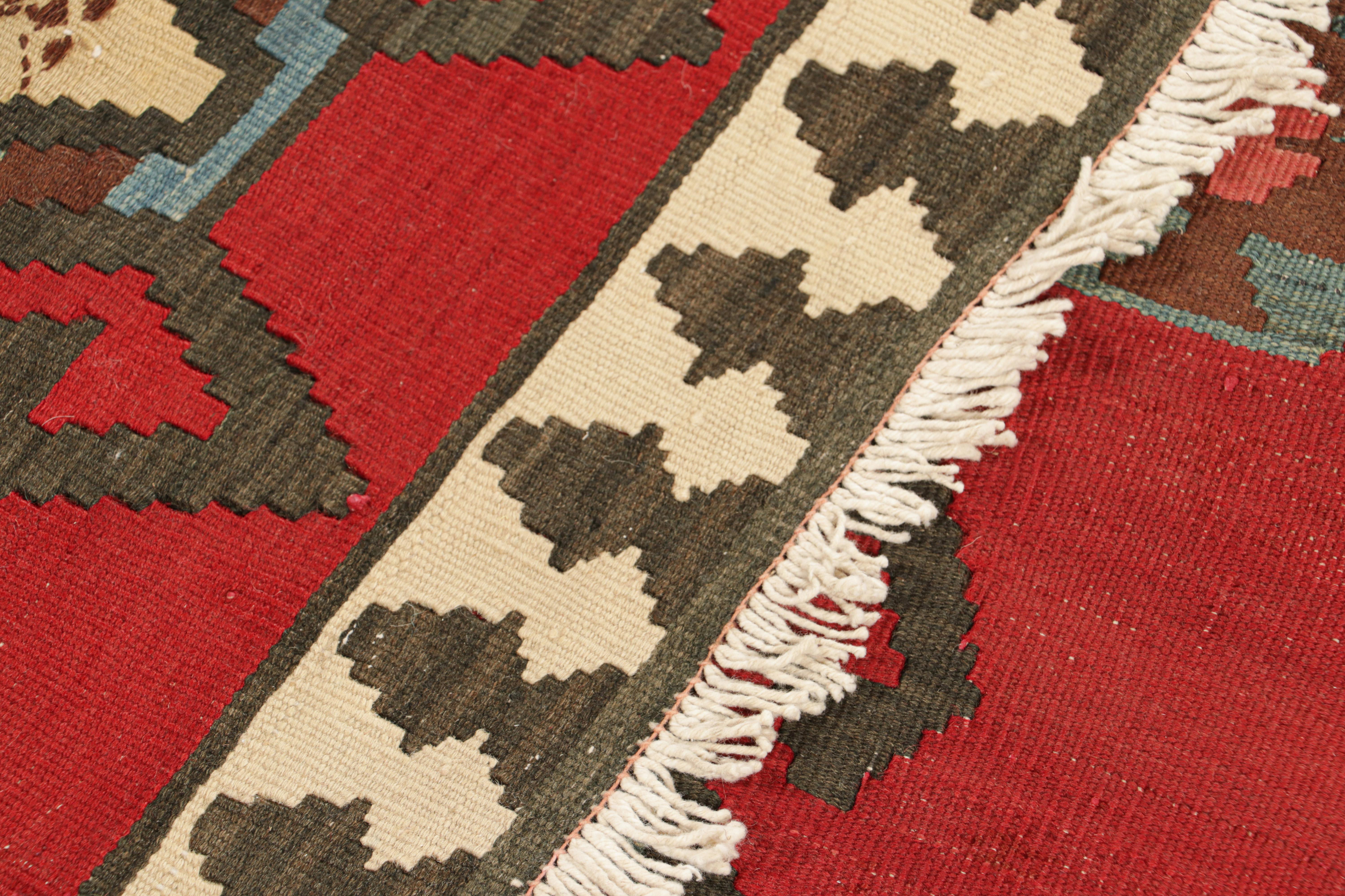Türkischer Vintage-Kelim-Läufer in Rot mit geometrischen Medaillons, von Rug & Kilim (Wolle) im Angebot