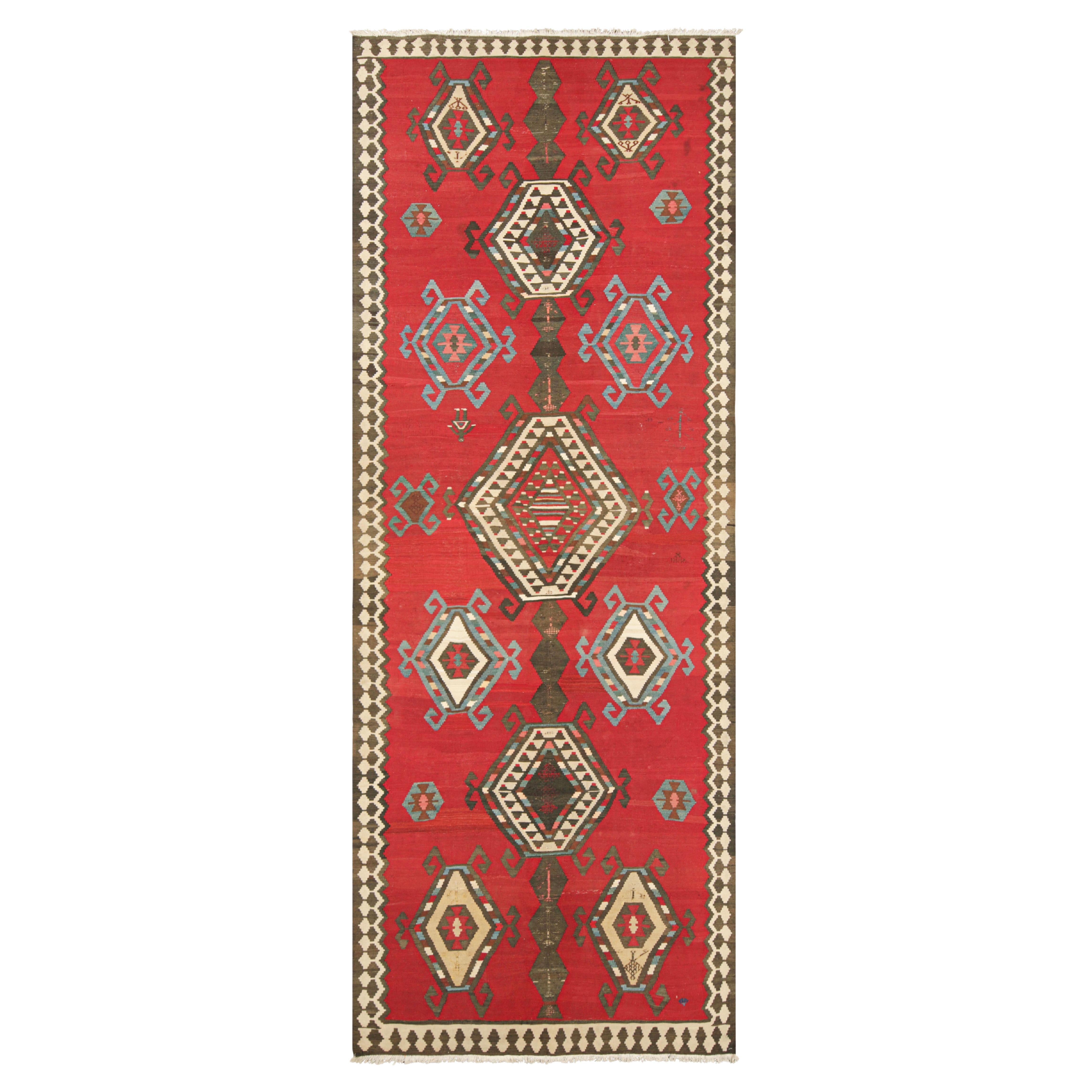 Tapis de course Kilim turc vintage en rouge avec médaillons géométriques, de Rug & Kilim