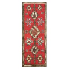 Tapis de course Kilim turc vintage en rouge avec médaillons géométriques, de Rug & Kilim