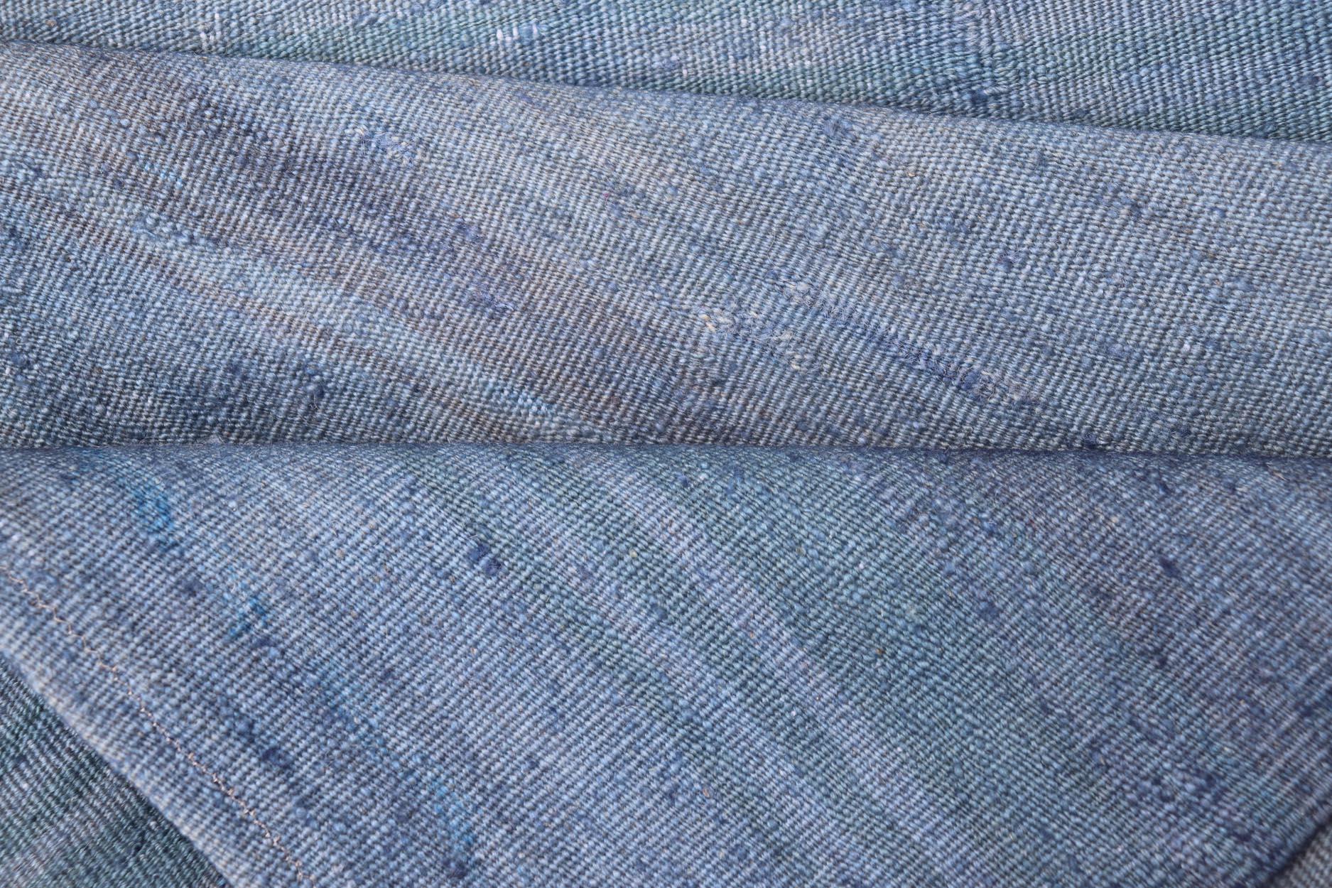 Türkischer Vintage-Kelim-Läufer in weichem Blau und Grau in weichem Blau und Grau 2'4 x 8'0 im Angebot 5