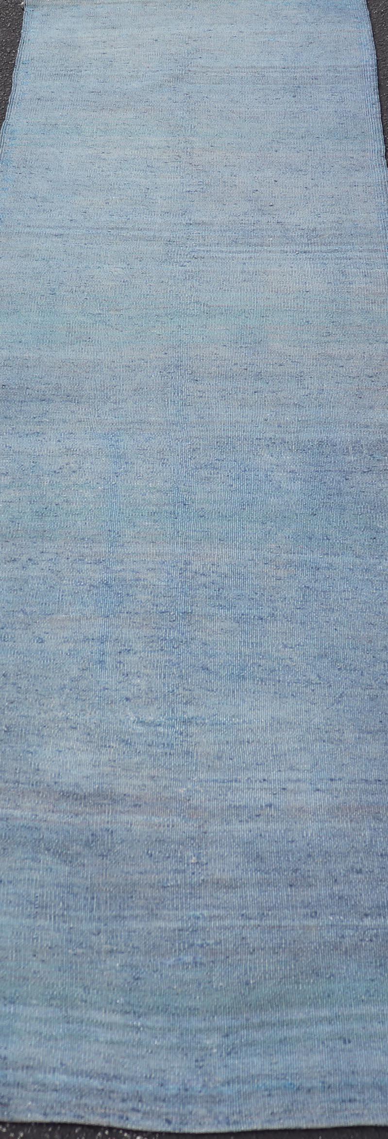 Maßnahmen: 2'4 x 8'0 Vintage Turkish Kilim Runner -Soft Blue and Gray Hues Keivan Woven Arts / Rug / EN-13150 Herkunftsland / Typ: Türkei / Kelim Maße: 2'4 x 8'0 Genießen Sie die heitere Schönheit dieses türkischen Kilim-Läufers im Vintage-Stil mit