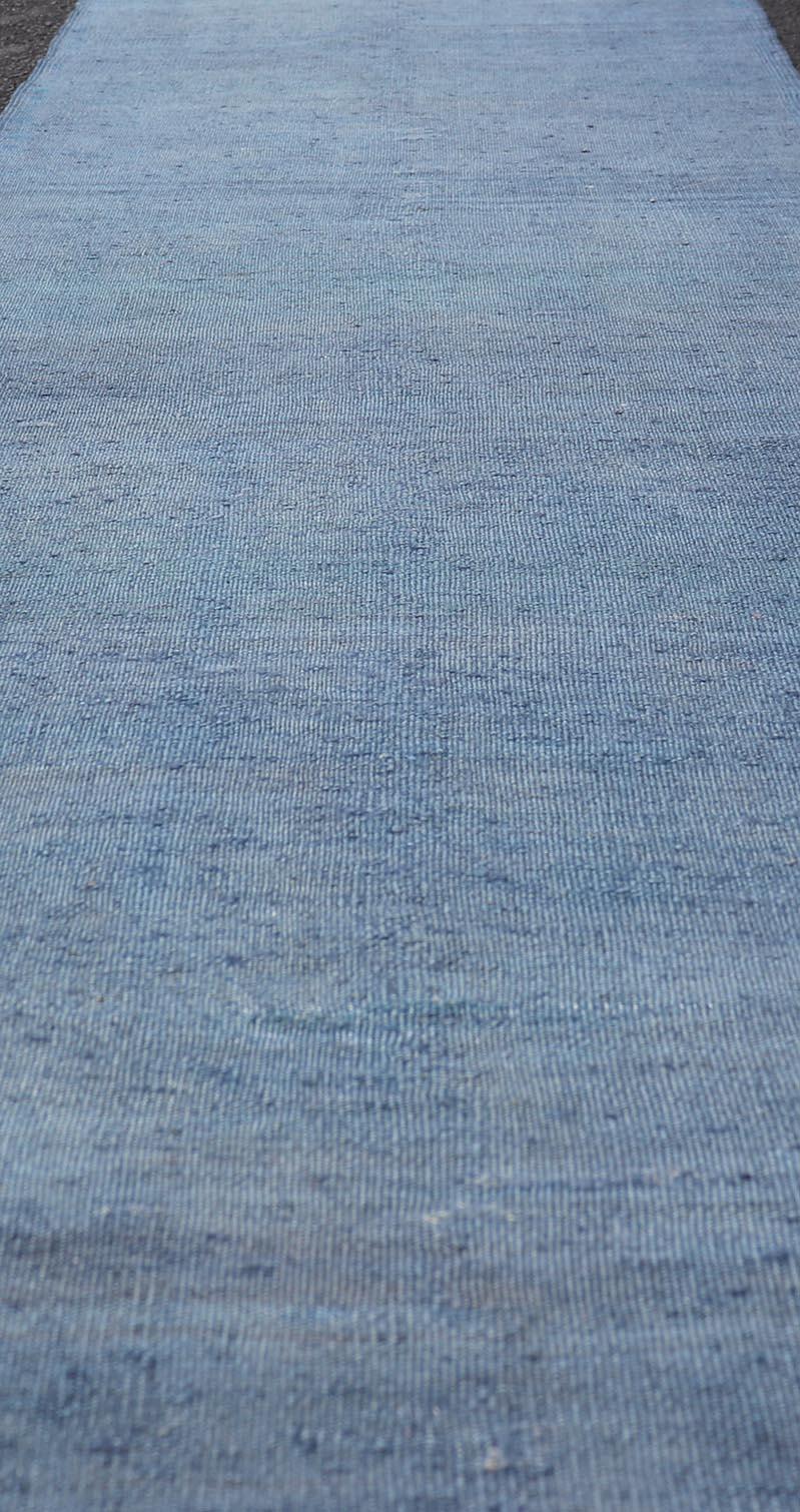 Türkischer Vintage-Kelim-Läufer in weichem Blau und Grau in weichem Blau und Grau 2'4 x 8'0 (Handgewebt) im Angebot