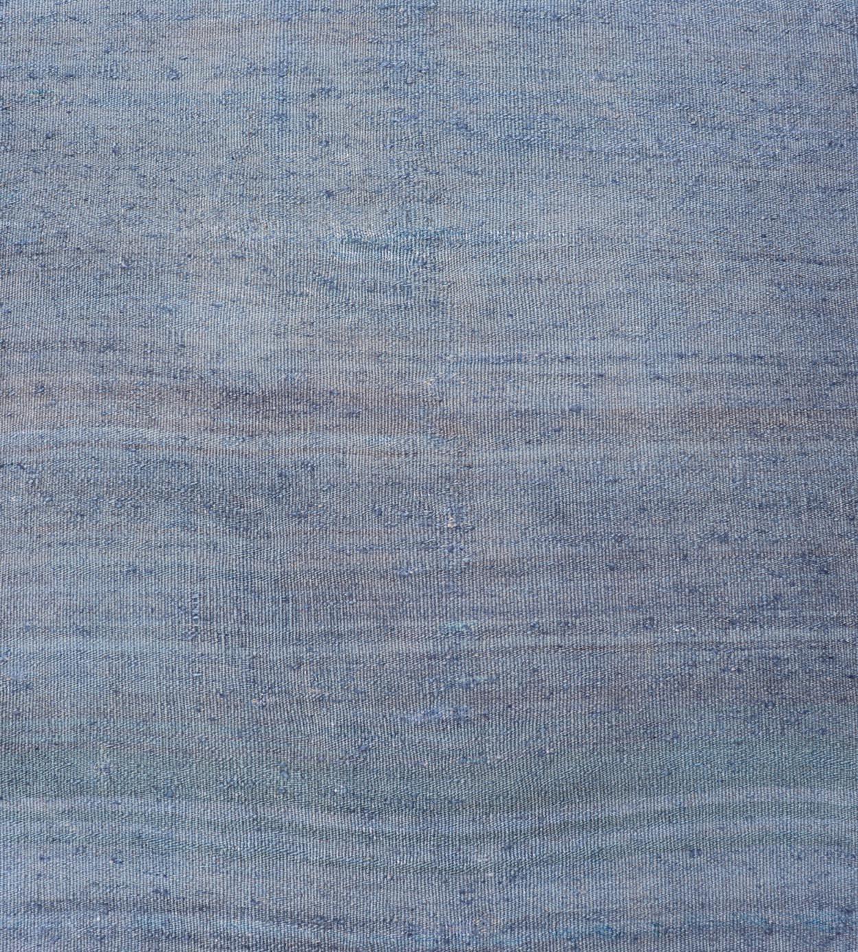 Türkischer Vintage-Kelim-Läufer in weichem Blau und Grau in weichem Blau und Grau 2'4 x 8'0 im Zustand „Gut“ im Angebot in Atlanta, GA