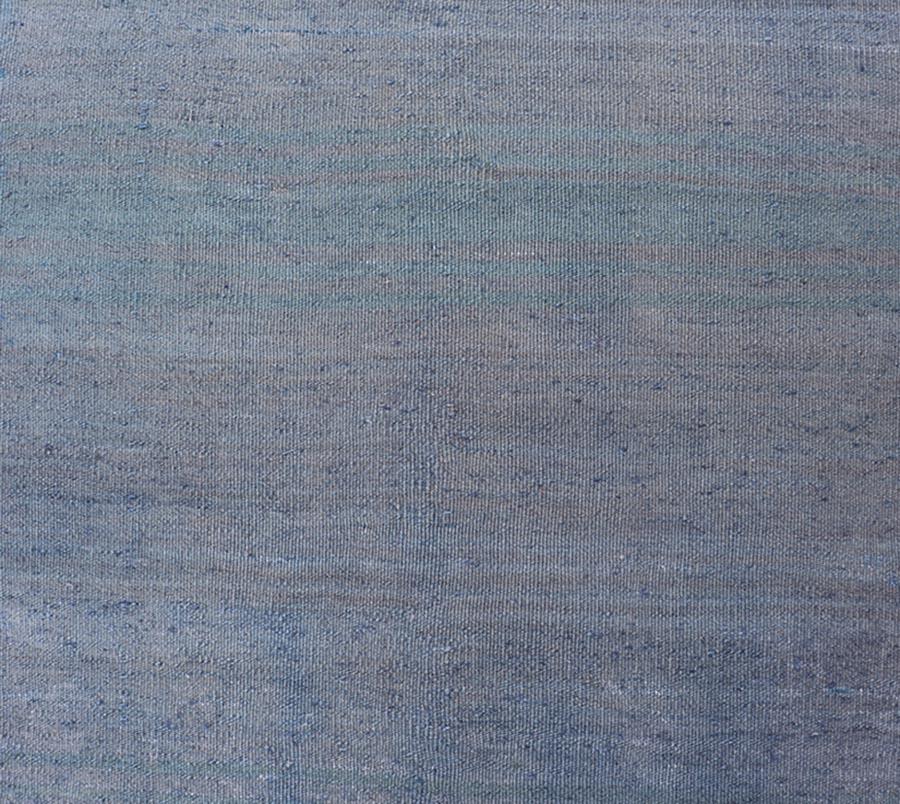Türkischer Vintage-Kelim-Läufer in weichem Blau und Grau in weichem Blau und Grau 2'4 x 8'0 (20. Jahrhundert) im Angebot