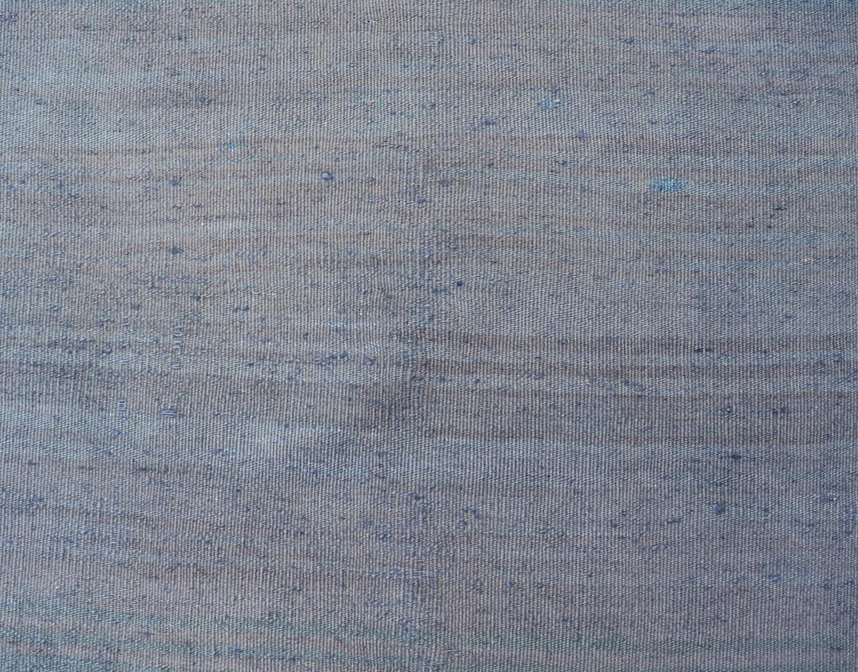 Türkischer Vintage-Kelim-Läufer in weichem Blau und Grau in weichem Blau und Grau 2'4 x 8'0 (Wolle) im Angebot