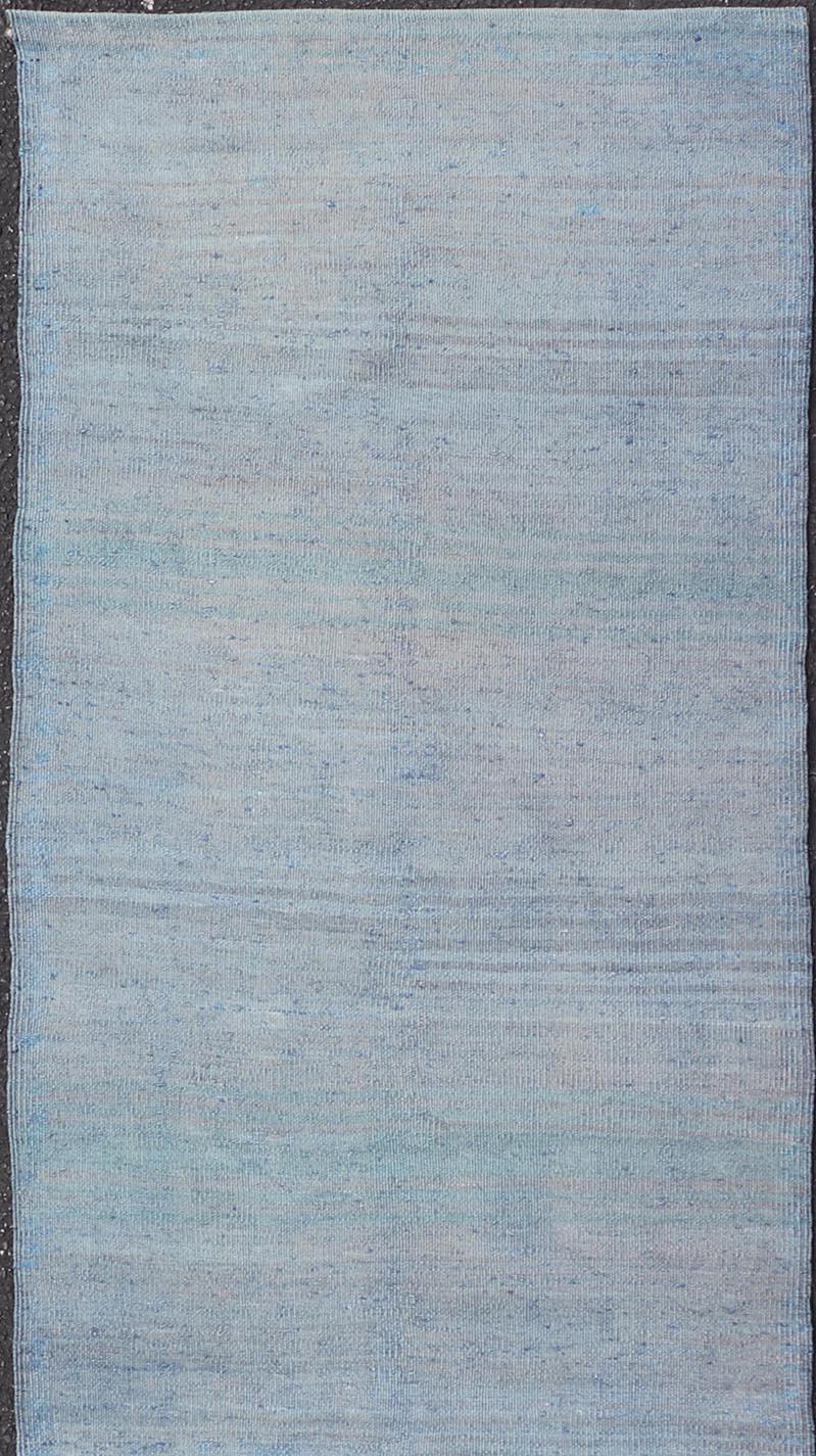 Türkischer Vintage-Kelim-Läufer in weichem Blau und Grau in weichem Blau und Grau 2'4 x 8'0 im Angebot 1