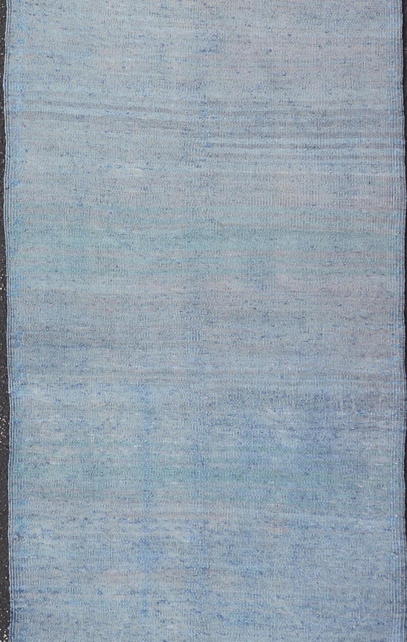Türkischer Vintage-Kelim-Läufer in weichem Blau und Grau in weichem Blau und Grau 2'4 x 8'0 im Angebot 2