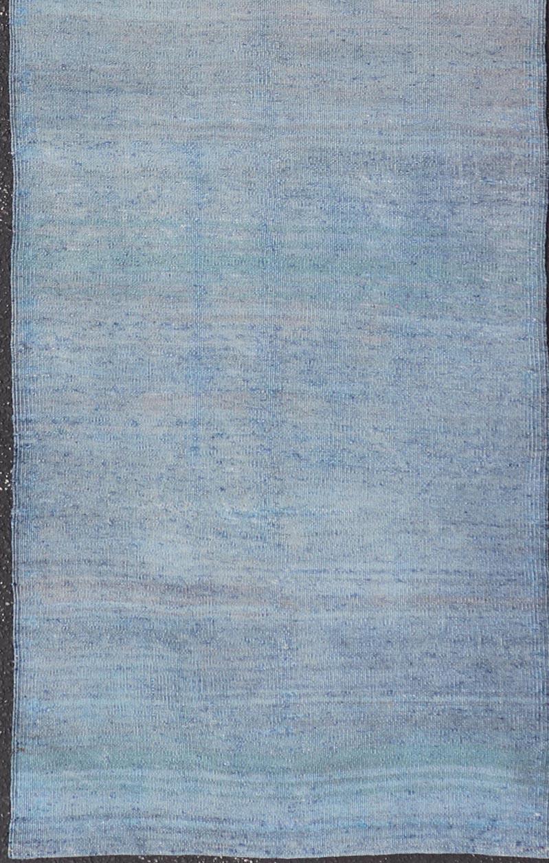 Türkischer Vintage-Kelim-Läufer in weichem Blau und Grau in weichem Blau und Grau 2'4 x 8'0 im Angebot 3