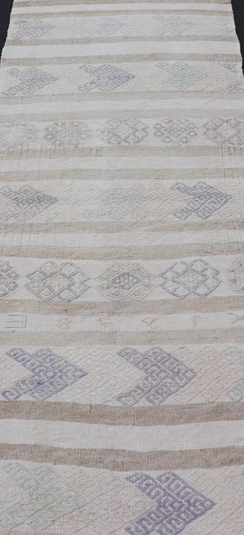 Vintage Turkish Kilim Runner in Soft Gray and Beige Striped Design 2'0 x 13'3 en vente 3