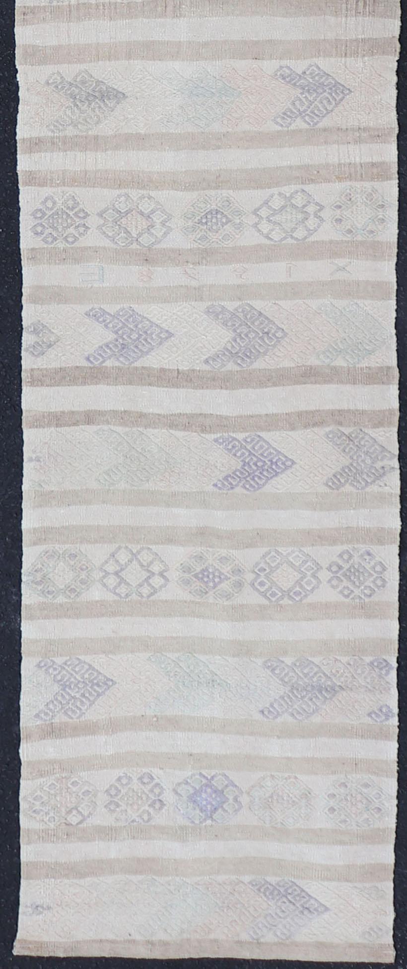 Mesures : 2'0 x 13'3 

Vintage Turkish Kilim Runner in Soft Gray and Beige Striped Design 2'0 x 13'3. Keivan Woven Arts / tapis/EN-2248, pays d'origine / type : Turquie / Kilim, circa 1950. 
Ce chemin de table Kilim turc vintage présente une