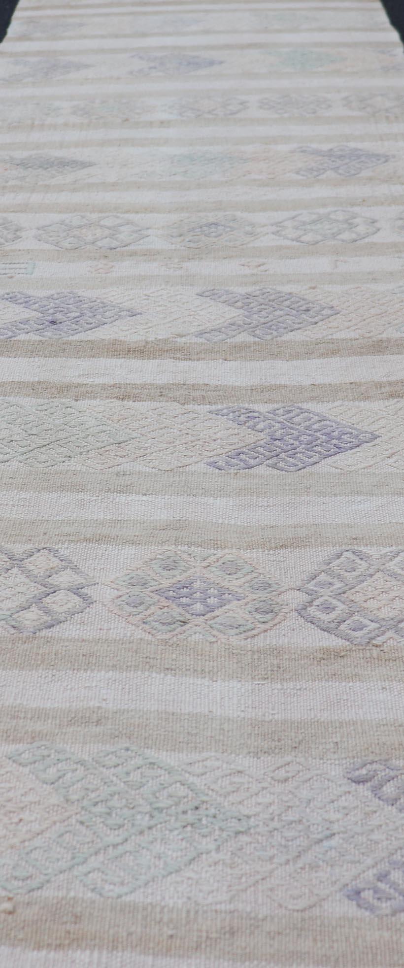 Vintage Turkish Kilim Runner in Soft Gray and Beige Striped Design 2'0 x 13'3 Excellent état - En vente à Atlanta, GA