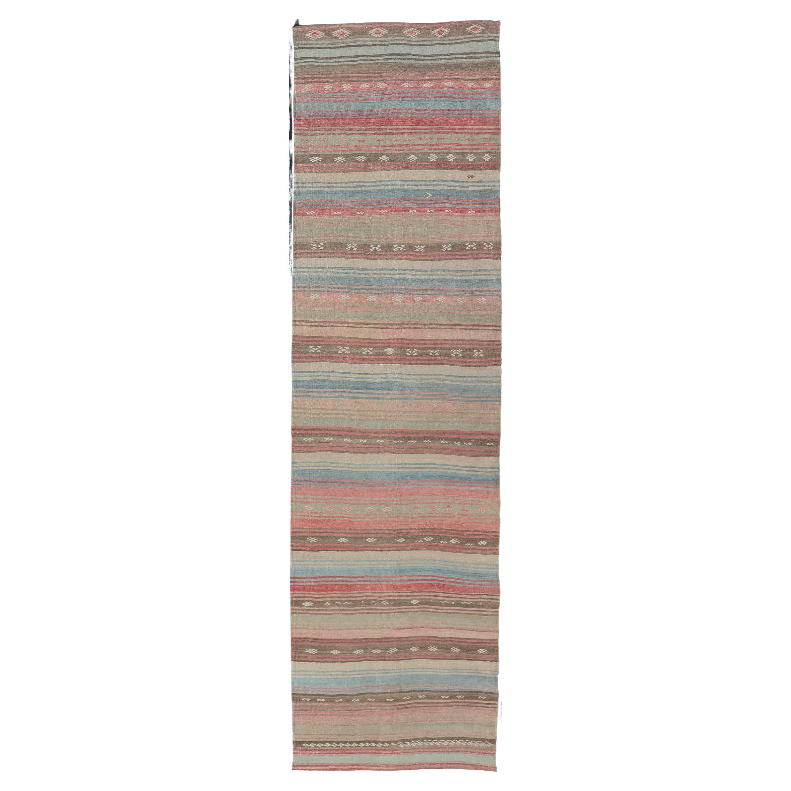 Türkischer Vintage-Kilim-Läufer in weichen roten, blauen und beigen Streifen 3
0 x 11
8