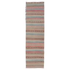 Türkischer Vintage-Kilim-Läufer in weichen roten, blauen und beigen Streifen 3
0 x 11
8