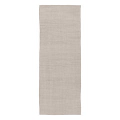 Türkischer Vintage-Kilim-Läufer in massivem Weiß Ton-in-Ton - Rug 
Kilim