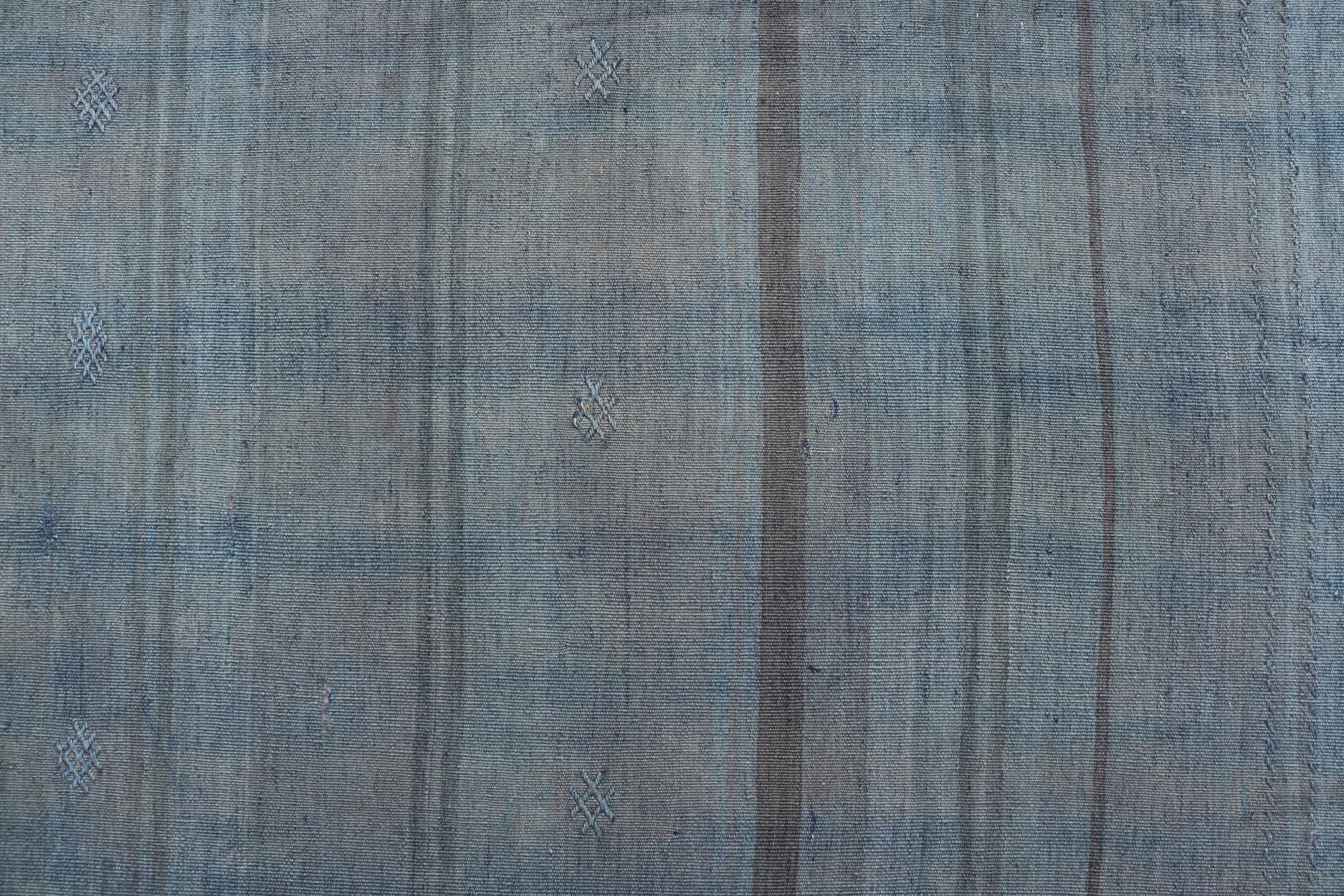 Türkischer Kelim-Läufer im Vintage-Stil mit weichen blauen und grauen Streifen 2'7 x 8'9 im Angebot 4