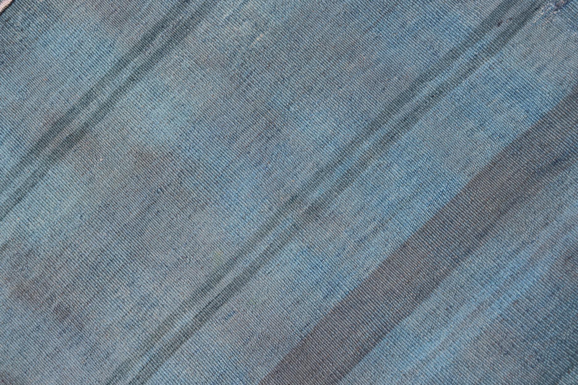 Türkischer Kelim-Läufer im Vintage-Stil mit weichen blauen und grauen Streifen 2'7 x 8'9 im Angebot 5
