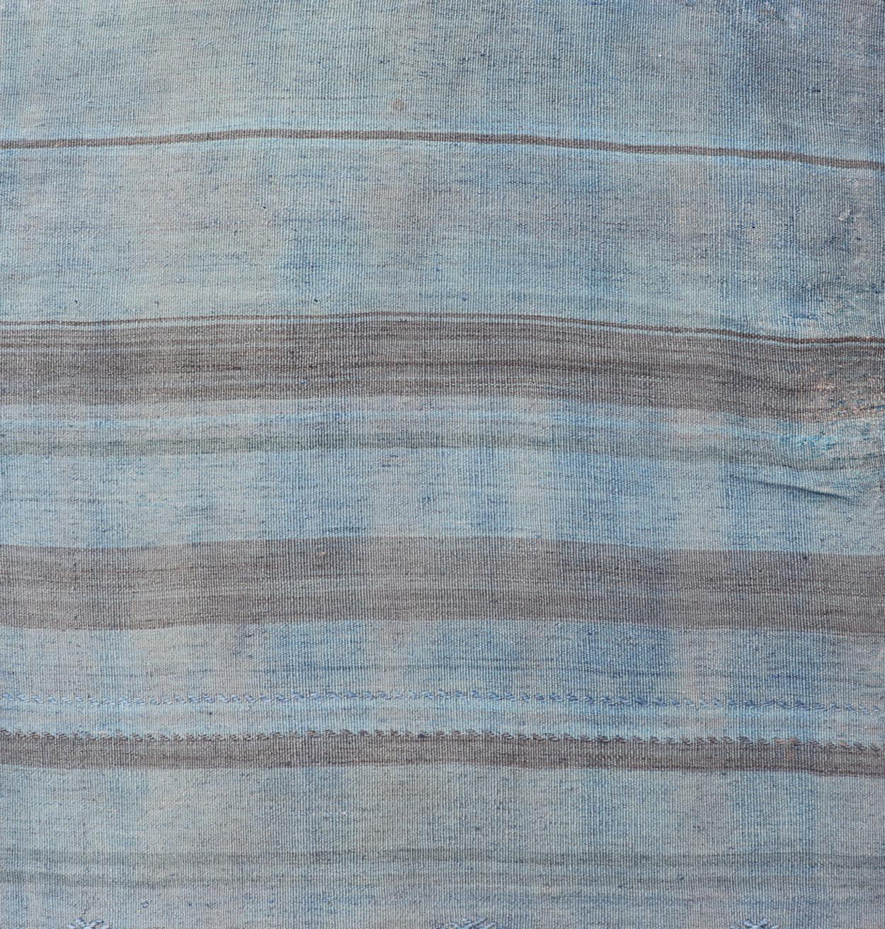 Maßnahmen: 2'7 x 8'9 Vintage Turkish Kilim Runner In Soft Blue and Gray Stripes.  Keivan Woven Arts / Teppich / EN-13205 Herkunftsland / Art: Türkei / Kilim Vintage Türkischer Kilim Läufer ist eine schöne Mischung aus Tradition und Eleganz, mit