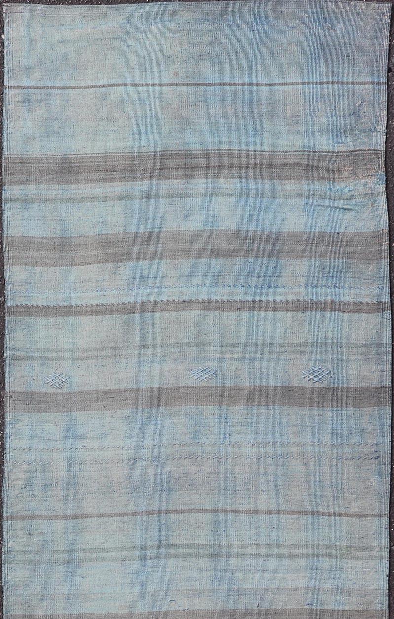 Türkischer Kelim-Läufer im Vintage-Stil mit weichen blauen und grauen Streifen 2'7 x 8'9 (Handgewebt) im Angebot