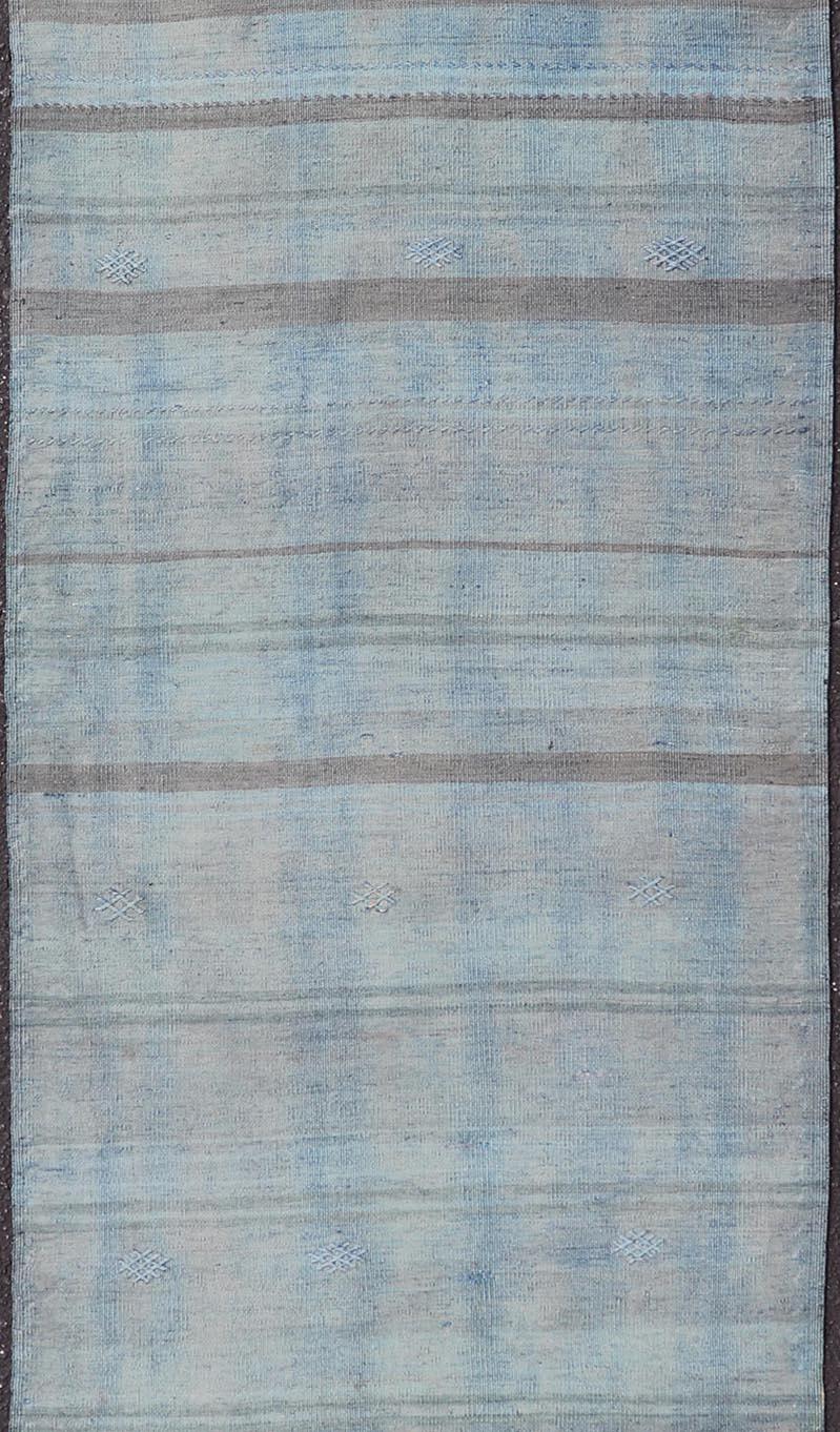 Türkischer Kelim-Läufer im Vintage-Stil mit weichen blauen und grauen Streifen 2'7 x 8'9 im Zustand „Gut“ im Angebot in Atlanta, GA