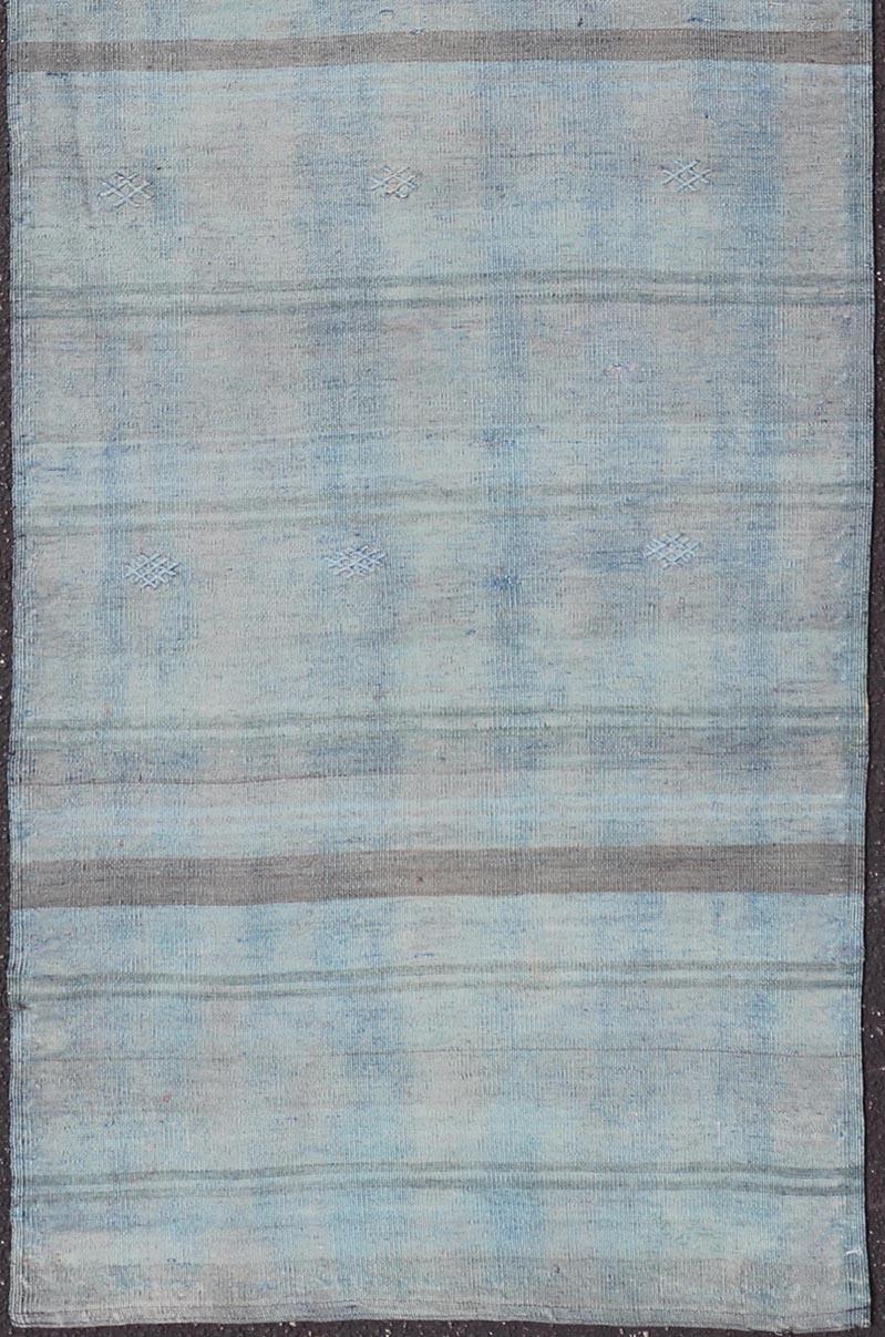 Türkischer Kelim-Läufer im Vintage-Stil mit weichen blauen und grauen Streifen 2'7 x 8'9 (20. Jahrhundert) im Angebot
