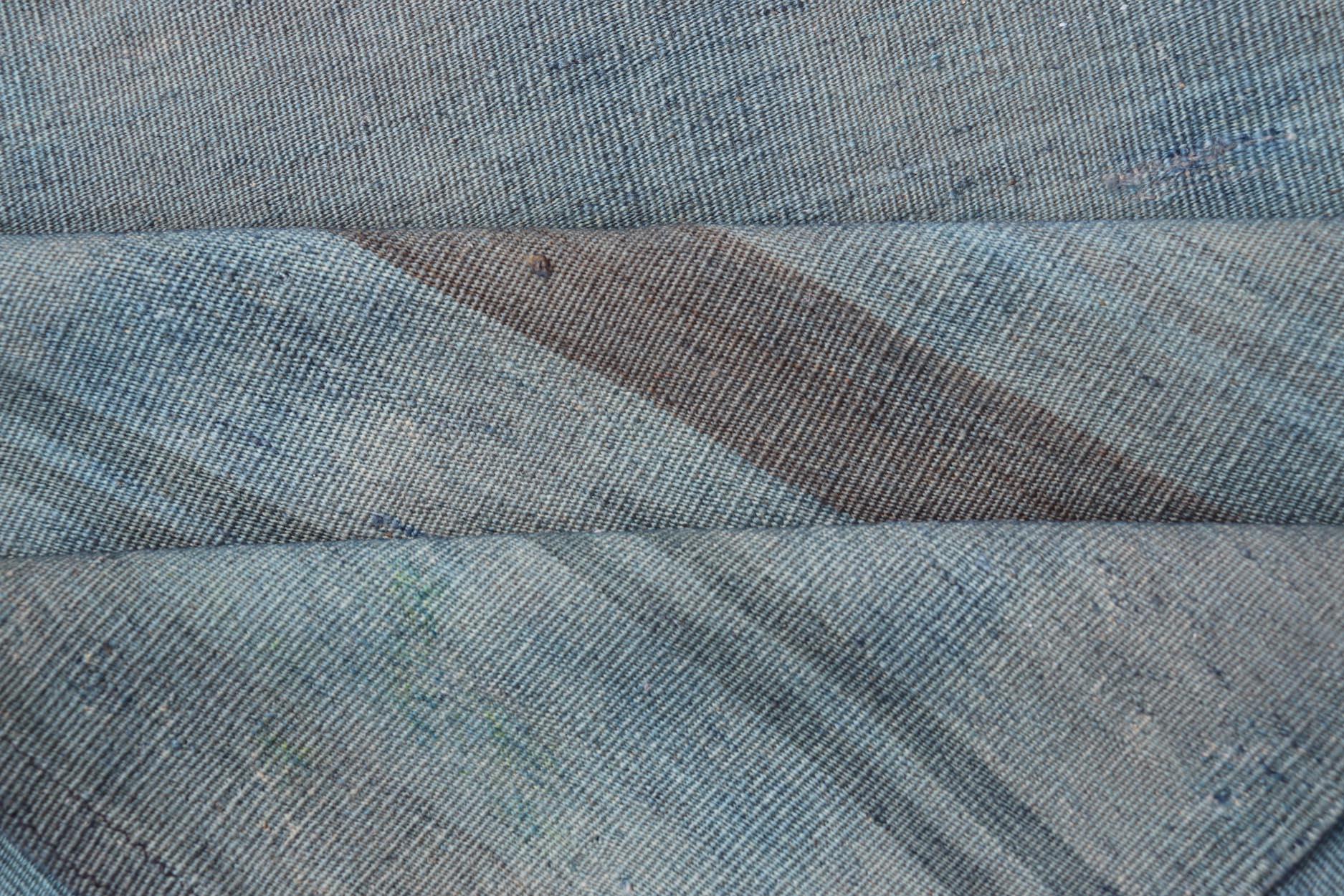 Türkischer Kelim-Läufer im Vintage-Stil mit weichen blauen und grauen Streifen 2'7 x 8'9 (Wolle) im Angebot