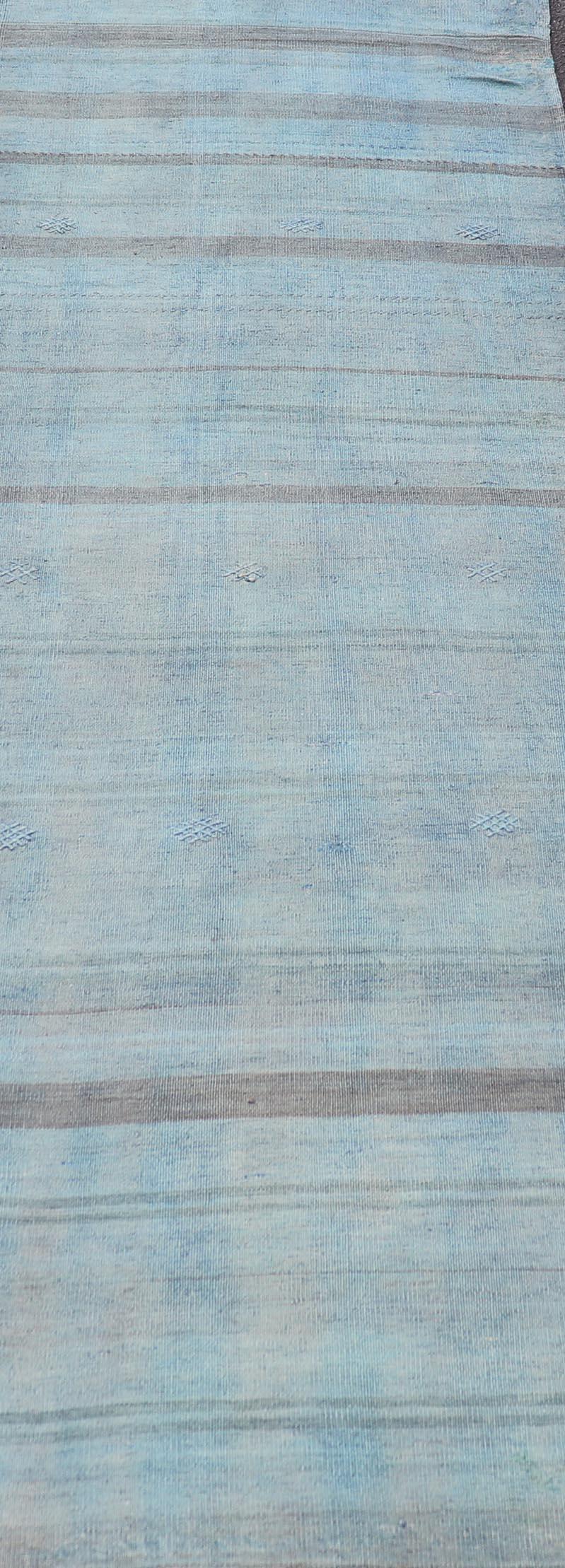Türkischer Kelim-Läufer im Vintage-Stil mit weichen blauen und grauen Streifen 2'7 x 8'9 im Angebot 1