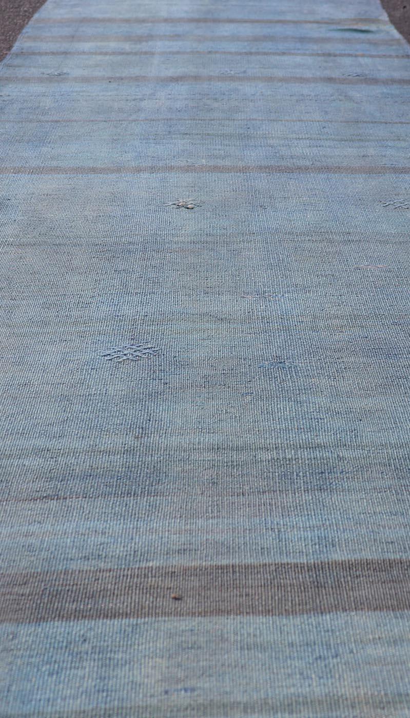 Türkischer Kelim-Läufer im Vintage-Stil mit weichen blauen und grauen Streifen 2'7 x 8'9 im Angebot 2