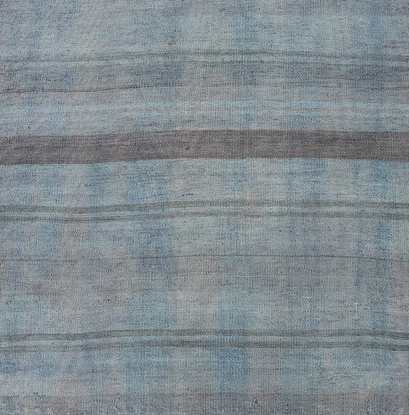 Türkischer Kelim-Läufer im Vintage-Stil mit weichen blauen und grauen Streifen 2'7 x 8'9 im Angebot 3