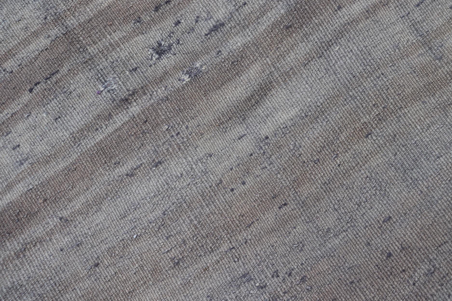 Türkischer Vintage-Kelim-Läufer, weiche Neutraltöne und Streifenmuster, 3'0 x 7'9 im Angebot 4