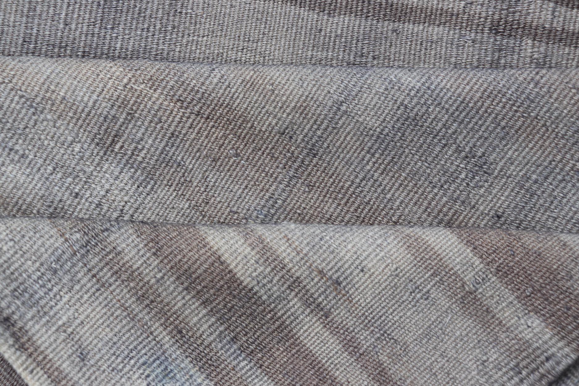 Türkischer Vintage-Kelim-Läufer, weiche Neutraltöne und Streifenmuster, 3'0 x 7'9 im Angebot 5