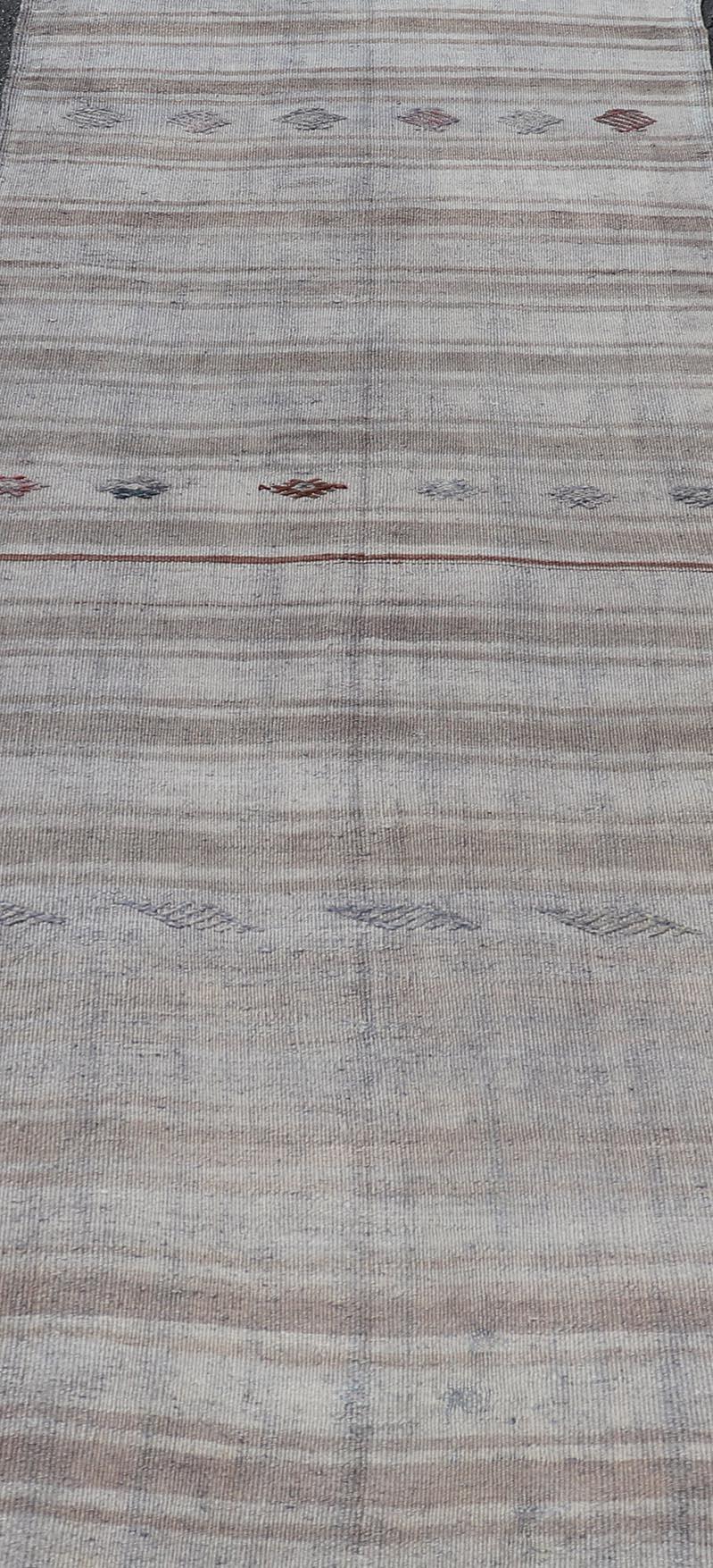 Maße: 3'0 x 7'9 
Vintage Turkish Kilim Runner Soft Neutrals and Stripe Patterns 3'0 x 7'9Keivan Woven Arts / Rug / EN-13127 Herkunftsland / Typ: Türkei / Kelim 
Der türkische Kelim-Läufer im Vintage-Stil ist elegant gewebt - in sanften, neutralen