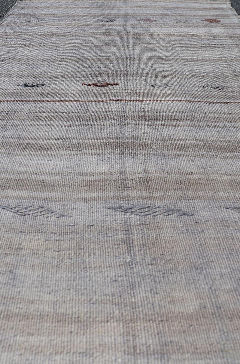 Türkischer Vintage-Kelim-Läufer, weiche Neutraltöne und Streifenmuster, 3'0 x 7'9 (Handgewebt) im Angebot