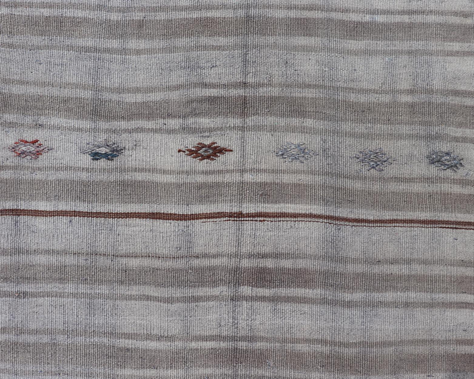 Türkischer Vintage-Kelim-Läufer, weiche Neutraltöne und Streifenmuster, 3'0 x 7'9 im Zustand „Gut“ im Angebot in Atlanta, GA