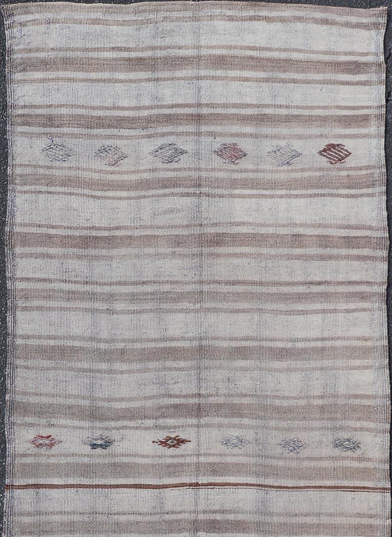 Türkischer Vintage-Kelim-Läufer, weiche Neutraltöne und Streifenmuster, 3'0 x 7'9 im Angebot 1