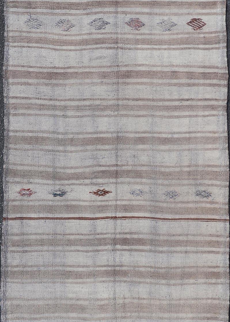 Türkischer Vintage-Kelim-Läufer, weiche Neutraltöne und Streifenmuster, 3'0 x 7'9 im Angebot 2