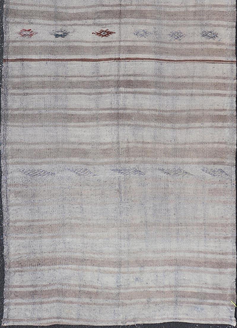 Türkischer Vintage-Kelim-Läufer, weiche Neutraltöne und Streifenmuster, 3'0 x 7'9 im Angebot 3