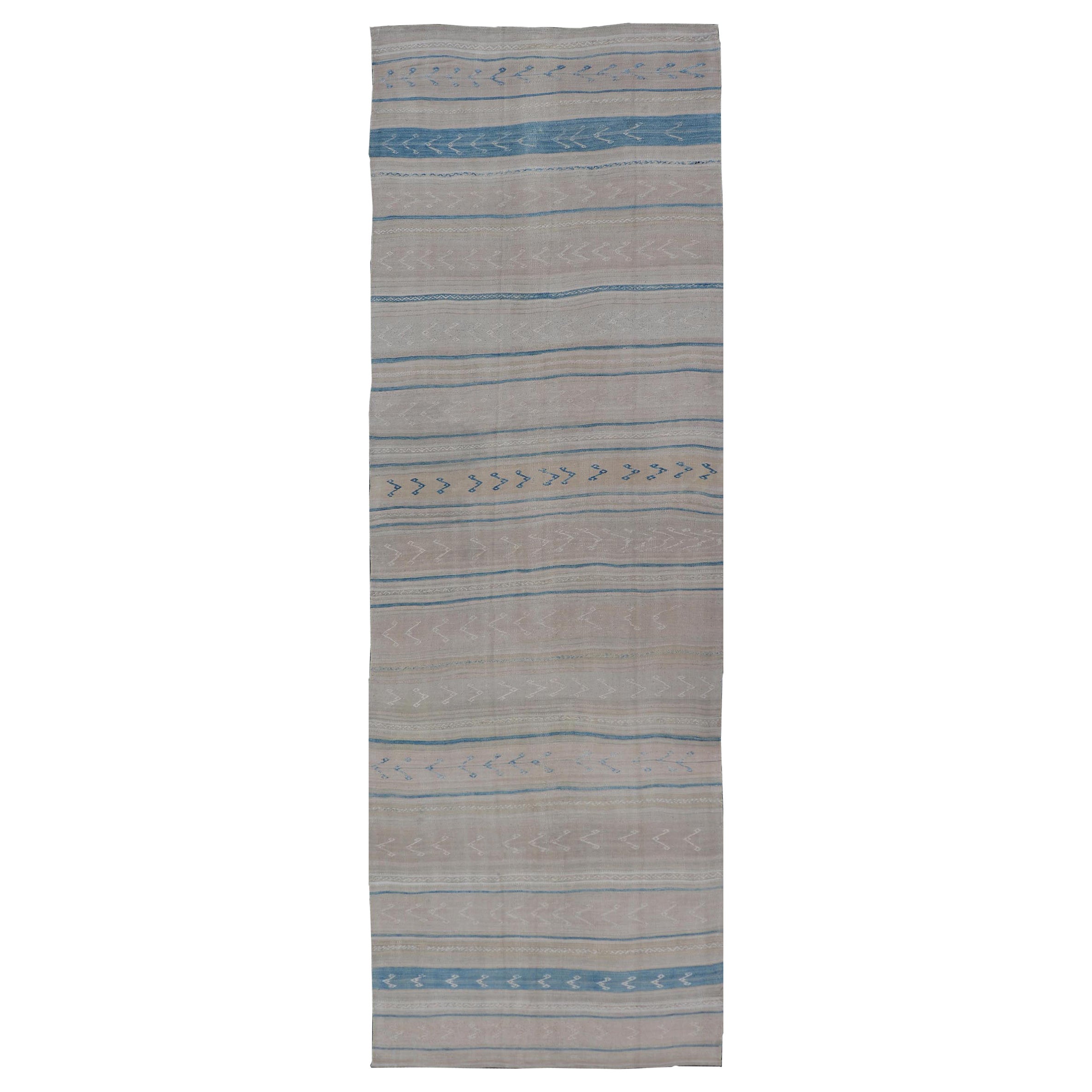 Vintage Kilim Runner Turc doux rayures pastel et accents bleus 4'1" X13'3".
