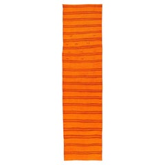 Tapis de couloir Kilim turc vintage - rayures orange vibrantes et breloques rustiques 2'9 x 12'0