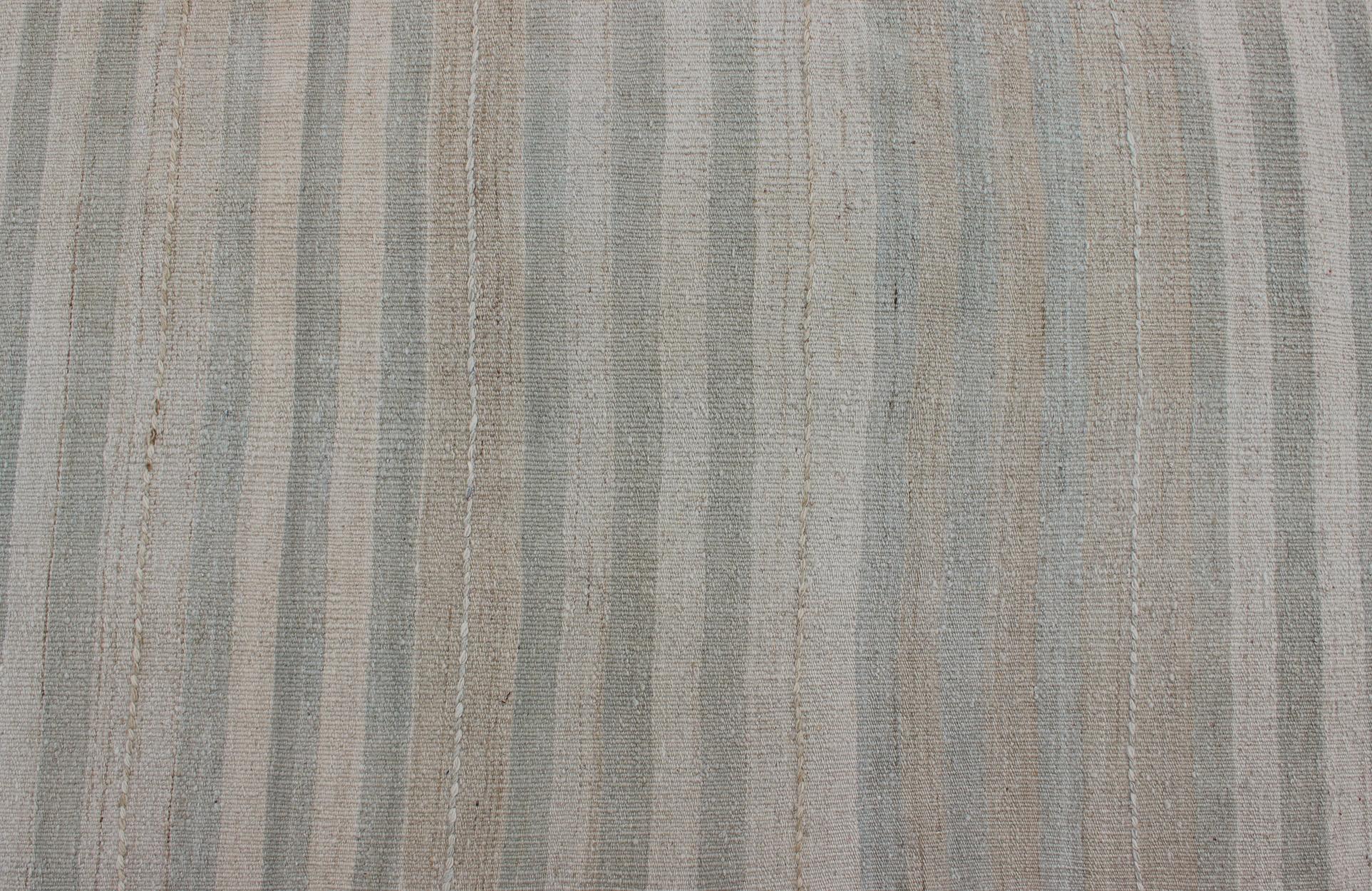 Lana Runner Kilim turco vintage a righe e dal design moderno in tonalità neutre in vendita