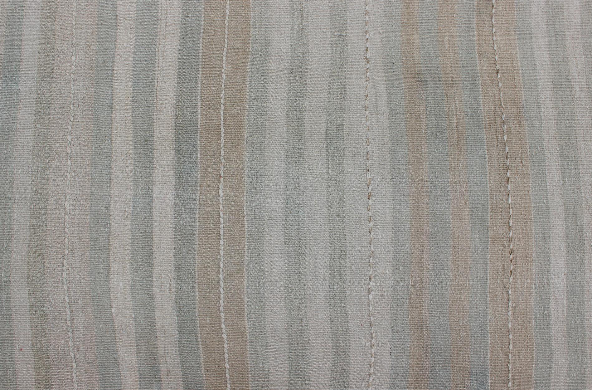 Runner Kilim turco vintage a righe e dal design moderno in tonalità neutre in vendita 1