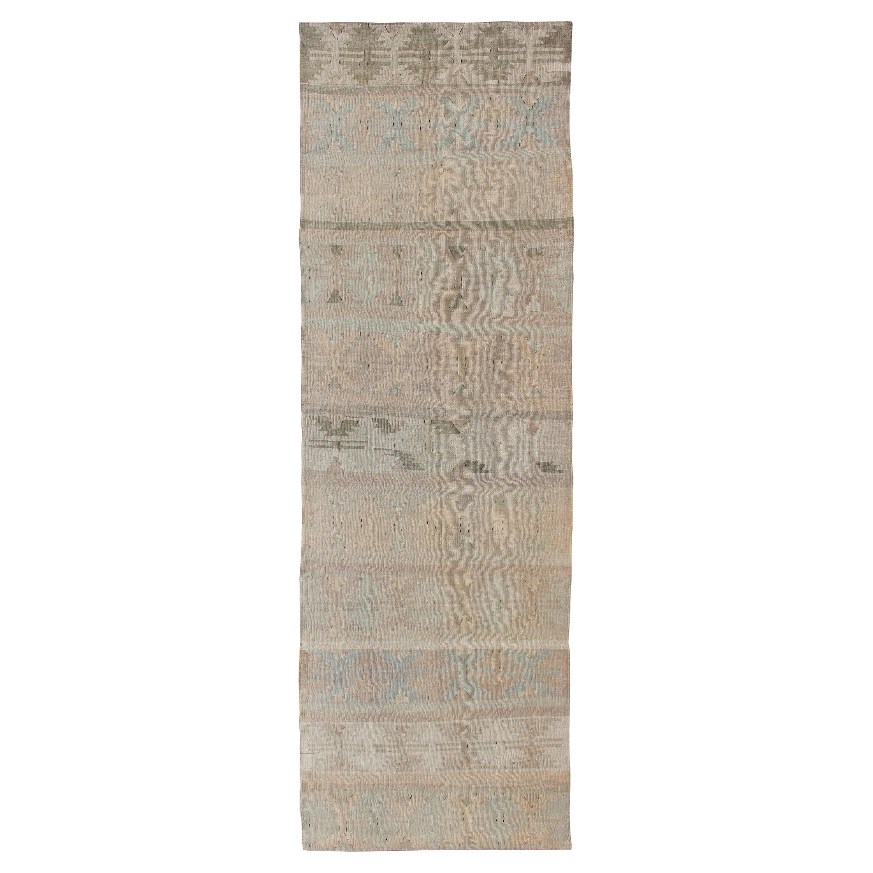 Runner Kilim turco vintage con disegno a strisce nei toni della terra.