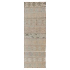 Runner Kilim turco vintage con disegno a strisce nei toni della terra.