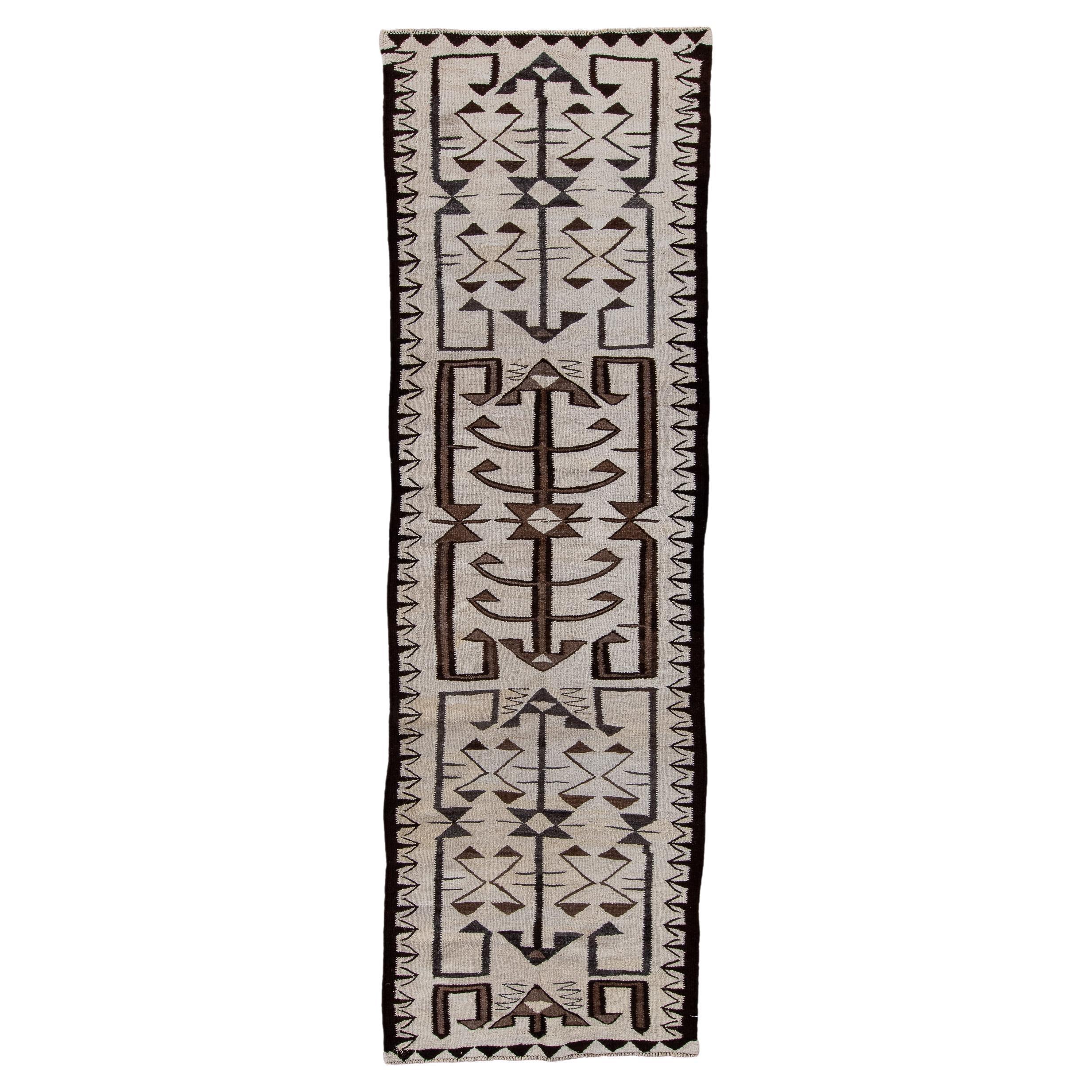 Türkischer Vintage-Kelim-Läufer im Vintage-Stil mit beigem Feld und schwarzer Umrandung